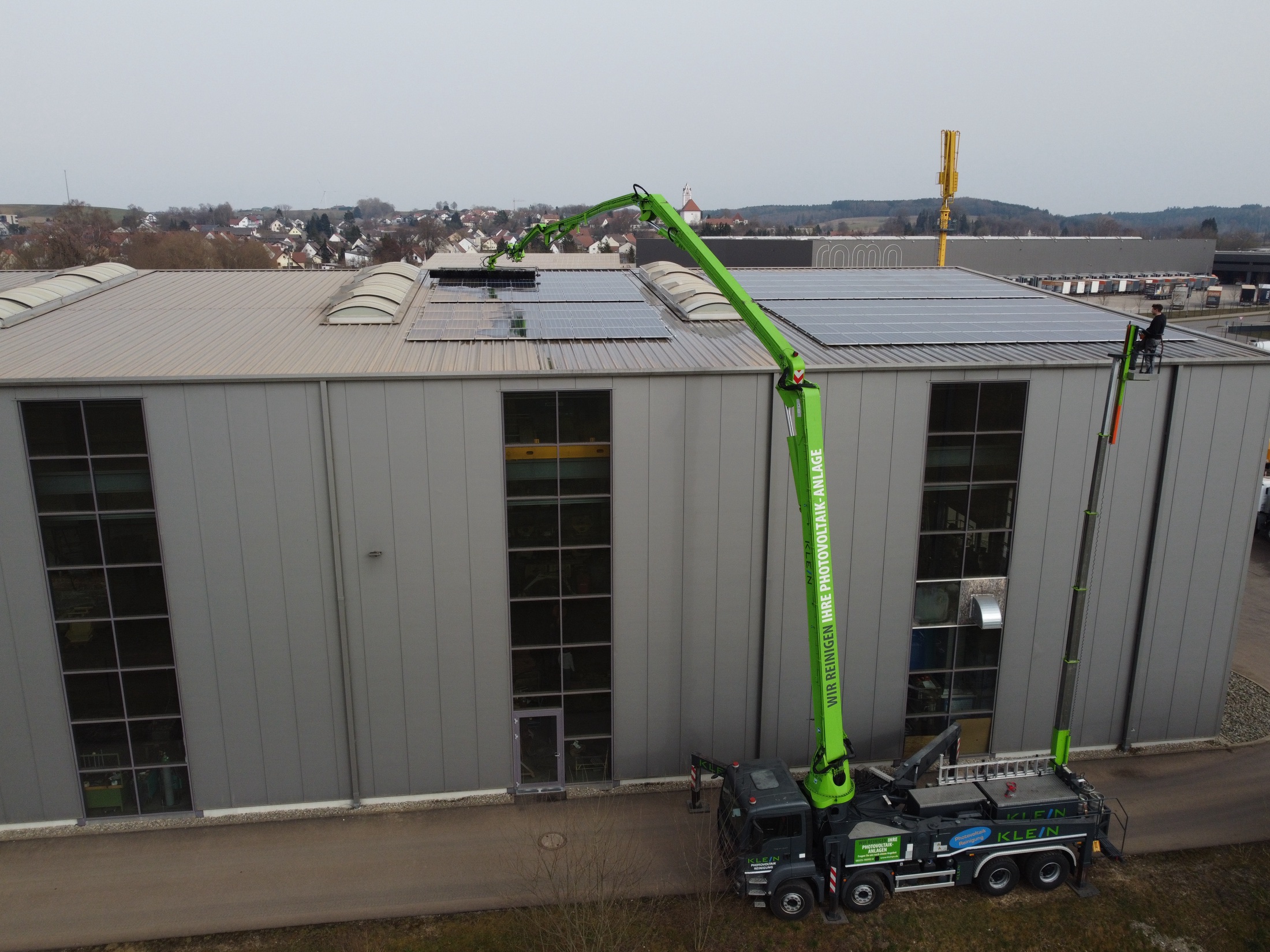 KLEIN PV-Reinigung auf einer großen gewerblichen Anlage