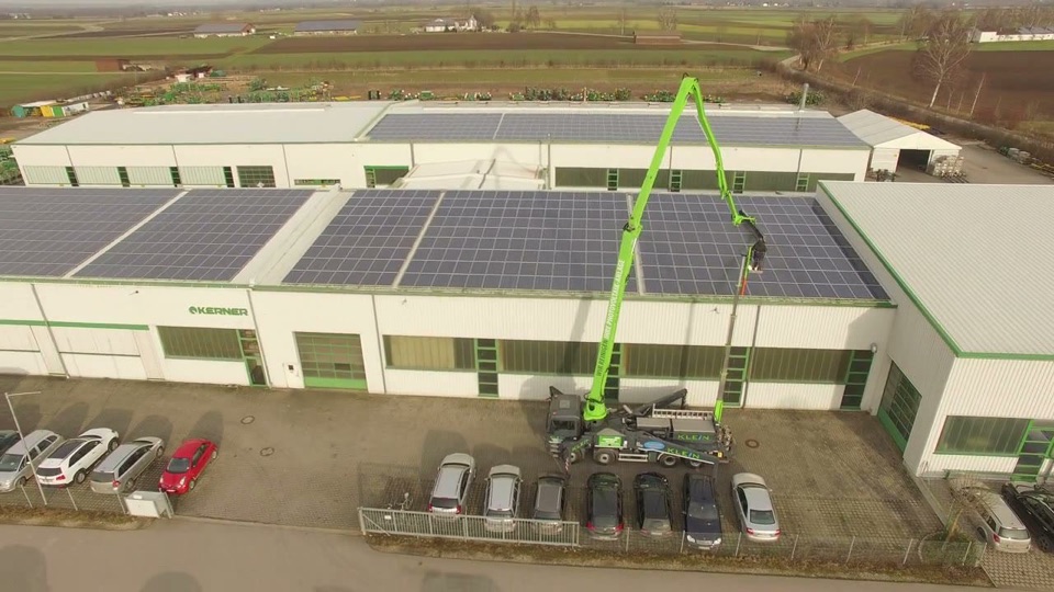KLEIN Spezialfahrzeug mit langem Ausleger bei der Reinigung eines großen Hallendachs