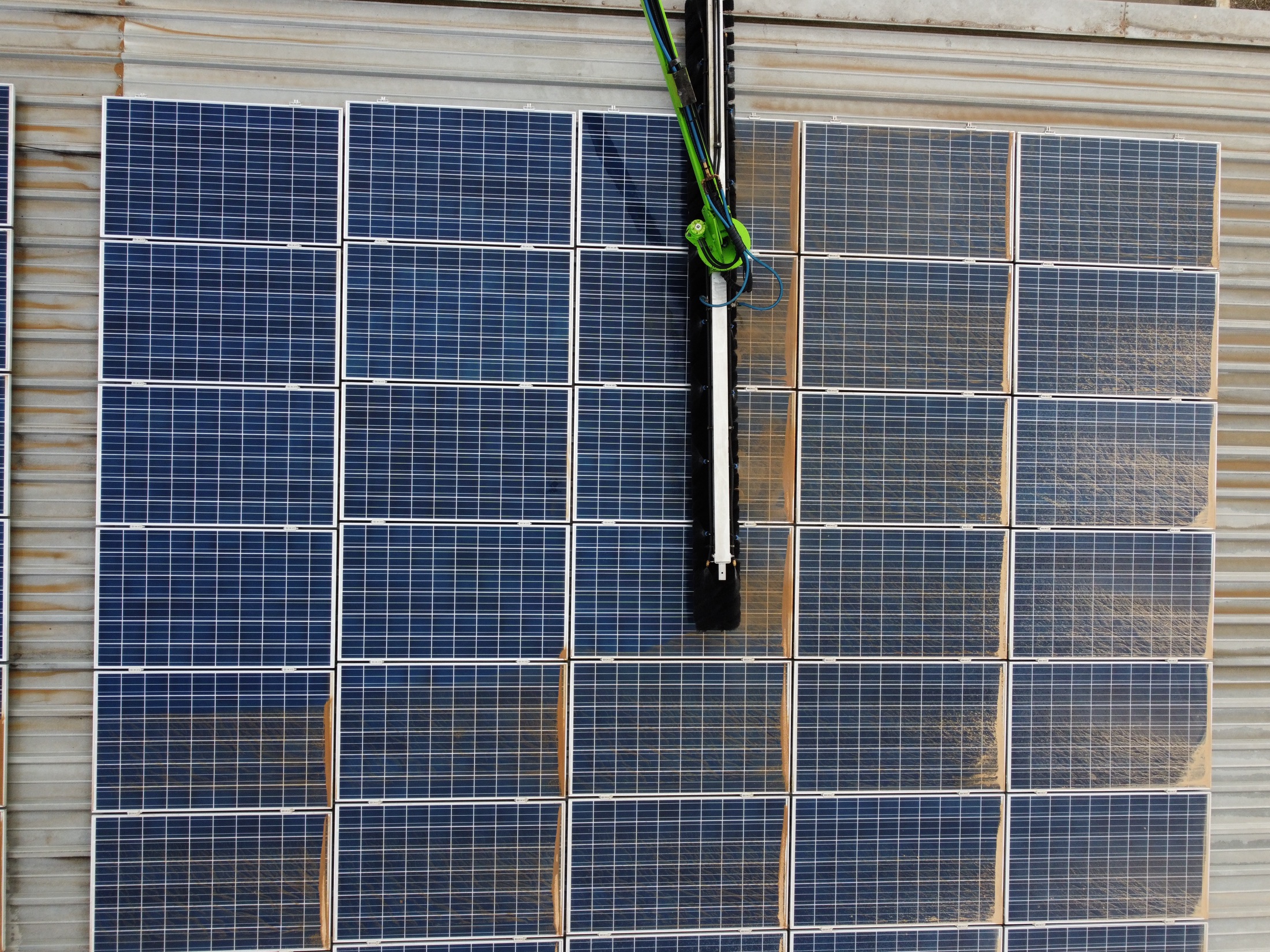 Sichtbare Ablagerungen auf Photovoltaikmodulen während der Reinigung