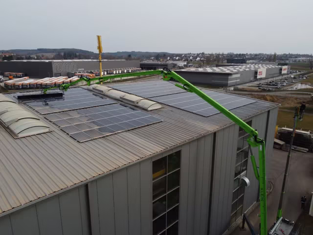 KLEIN Spezialausleger bei der Reinigung eines großen Gewerbedachs mit Photovoltaikanlage