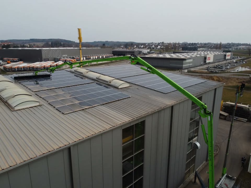KLEIN Spezialausleger bei der Reinigung eines großen Gewerbedachs mit Photovoltaikanlage