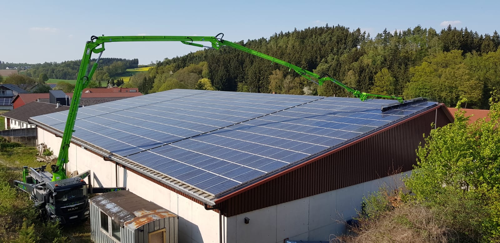 Photovoltaikmodule liegen parallel auf einer geneigten Dachfläche