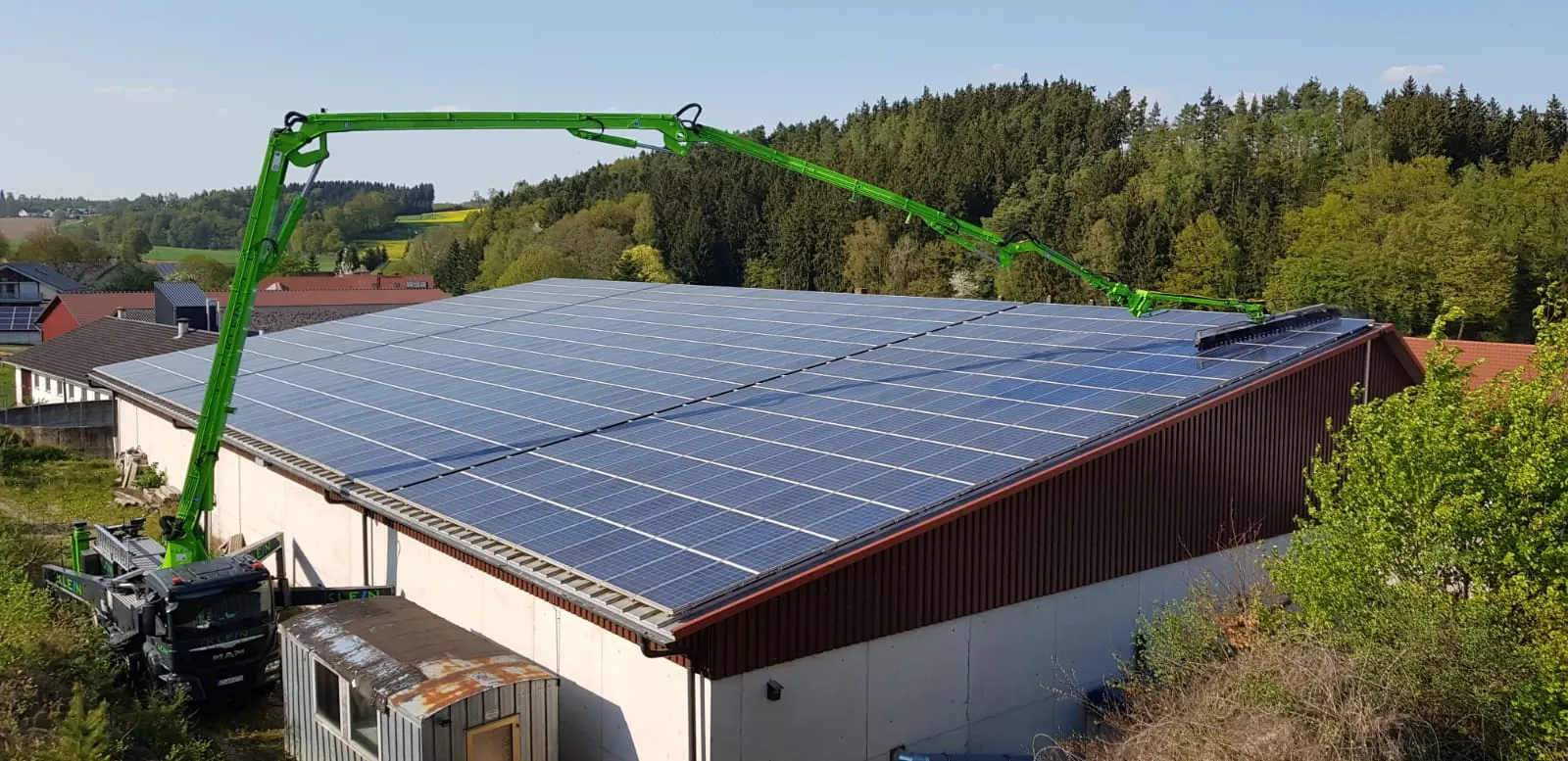 Parallel zur Dachfläche montierte Photovoltaikmodule