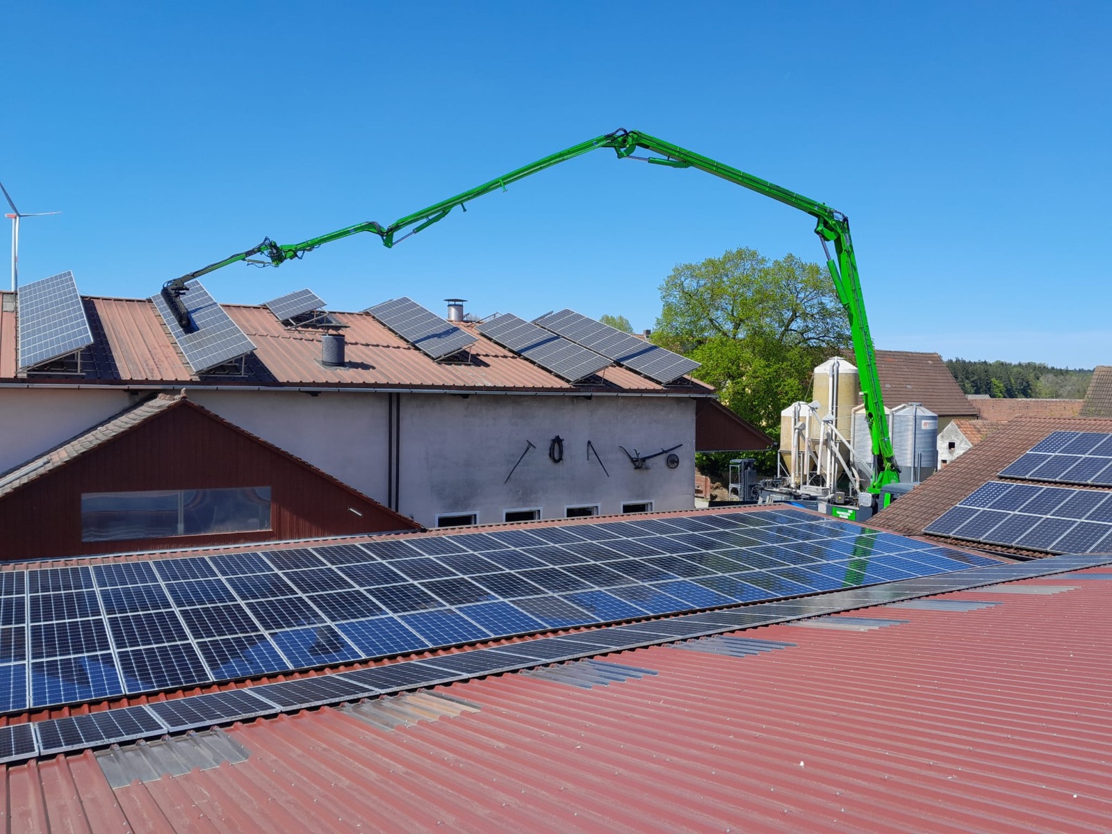 Photovoltaikmodule stehen sichtbar auf einer Unterkonstruktion