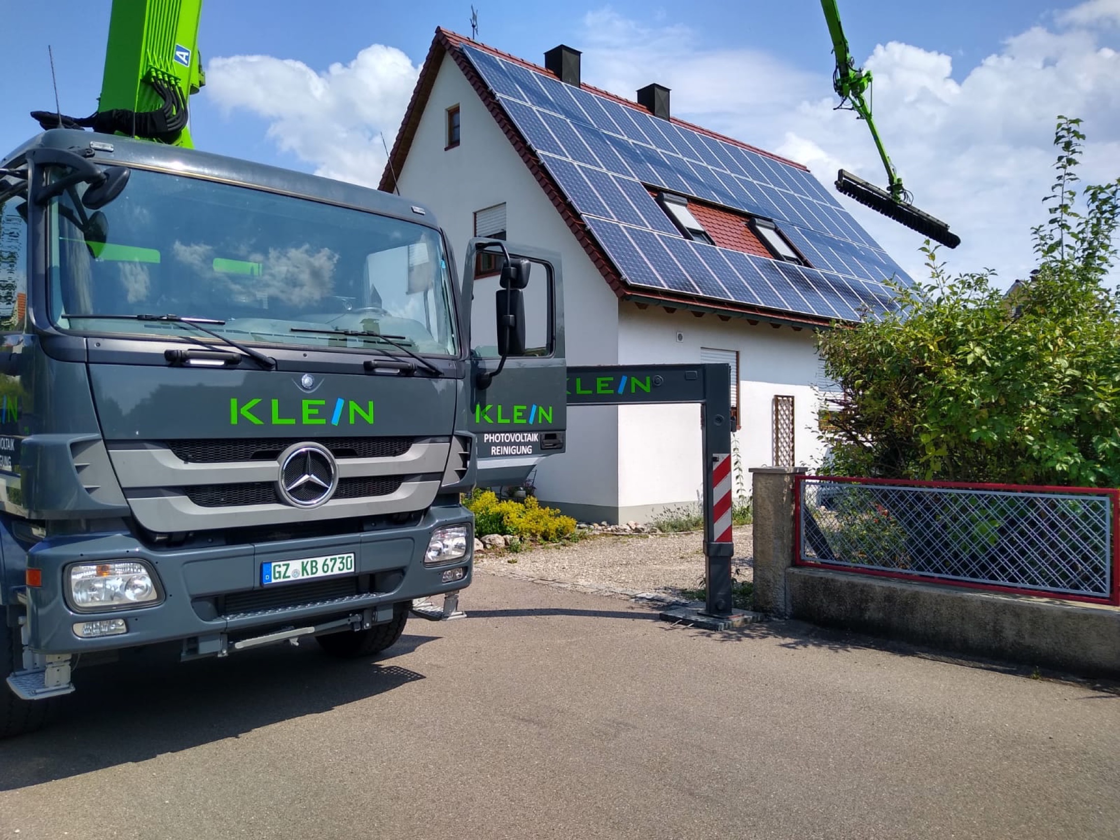 KLEIN PV-Reinigung auf einem privaten Hausdach