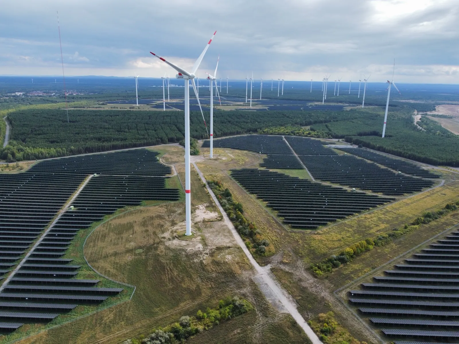 Große Photovoltaik-Freiflächenanlage zwischen Windenergieanlagen